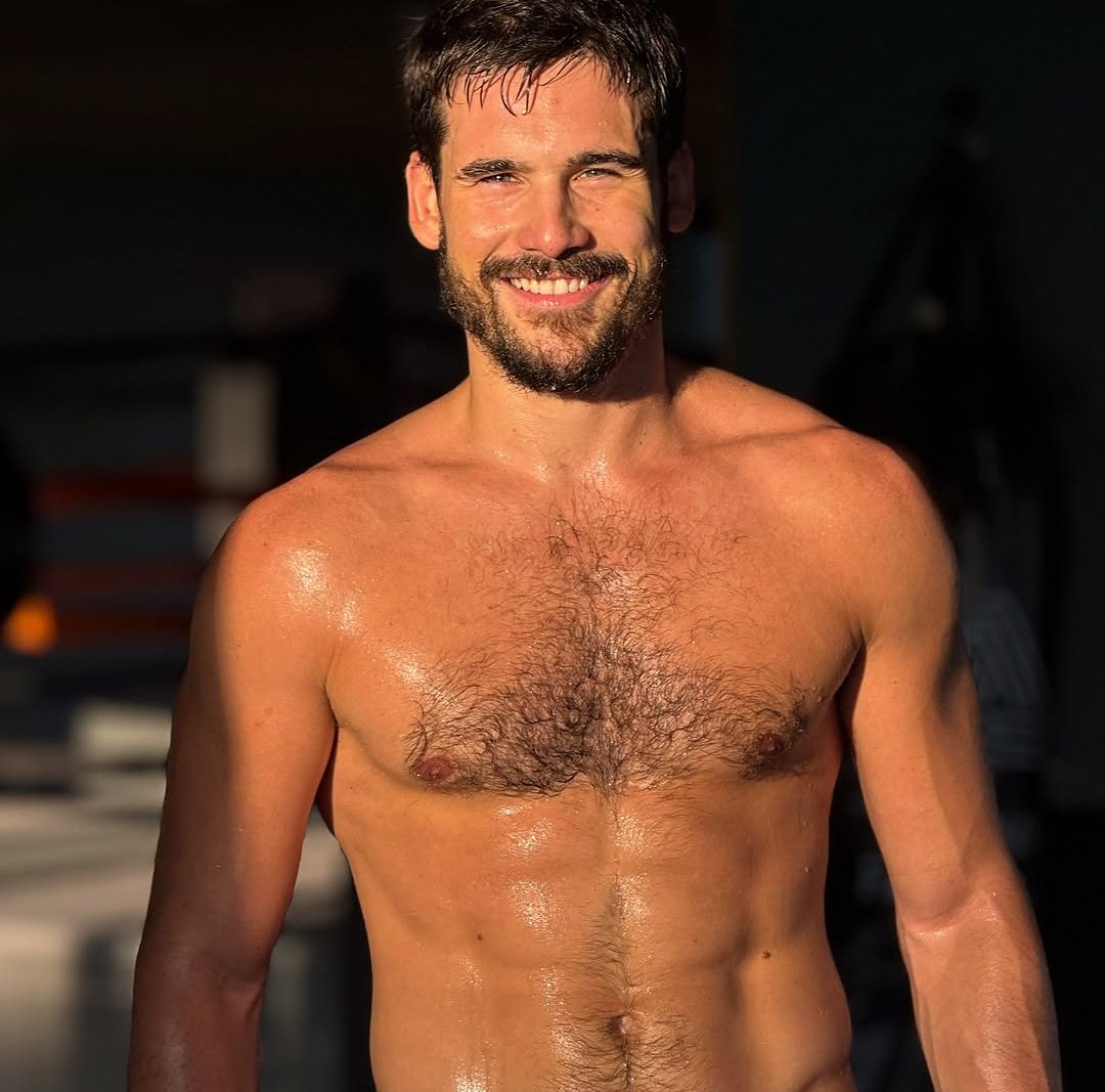 Nicolas Prattes posta foto sem camisa e Sabrina Sato reage: ‘Que delícia’