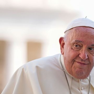 Internado há um mês, Papa Francisco diz que ‘atravessa momento de provação’