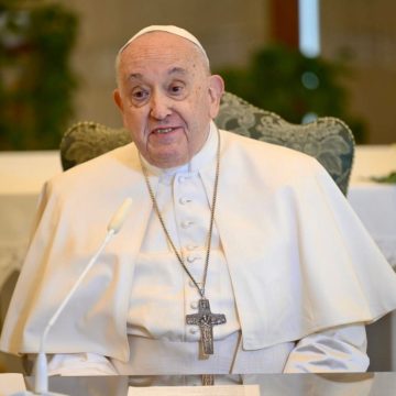 Vaticano: Papa continua melhorando e deixa de ter prognóstico “reservado”