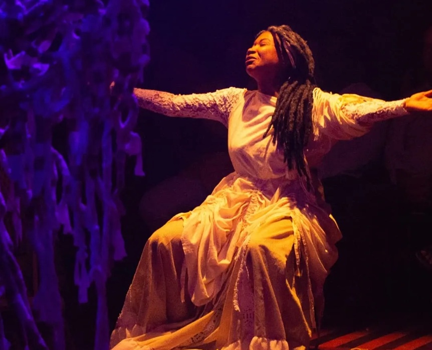 Peça mistura teatro e macramê em reflexões sobre papel da mulher na sociedade