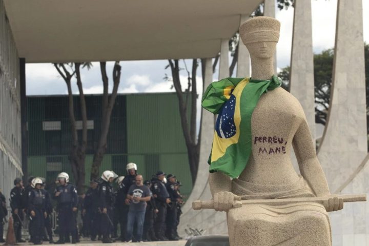 Mulher que pichou estátua pode cumprir prisão domiciliar, diz PGR