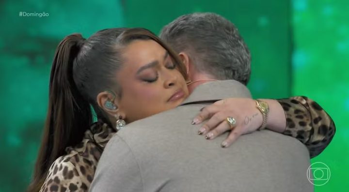 Preta Gil canta na TV pela primeira vez após alta hospitalar e anuncia que deixará Brasil para tratar câncer: ‘Minhas chances de cura estão lá fora’