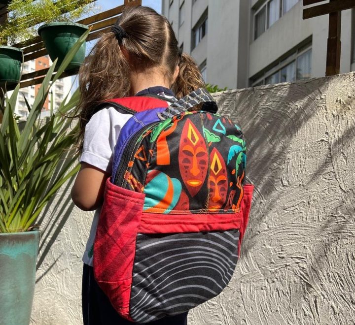 Projeto transforma abadás do Carnaval de Salvador em mochilas escolares para rede pública