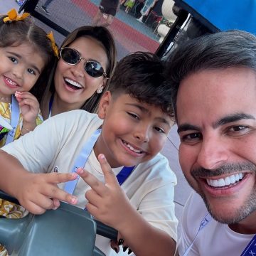 Simone Mendes encanta postar foto em família durante férias em Orlando