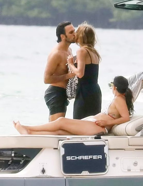 Gisele Bündchen e Joaquim Valente curtem passeio de barco após chegada do primeiro filho