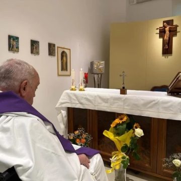 Vaticano divulga foto do papa rezando no hospital