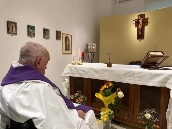 Vaticano divulga primeira foto do papa Francisco desde início da internação