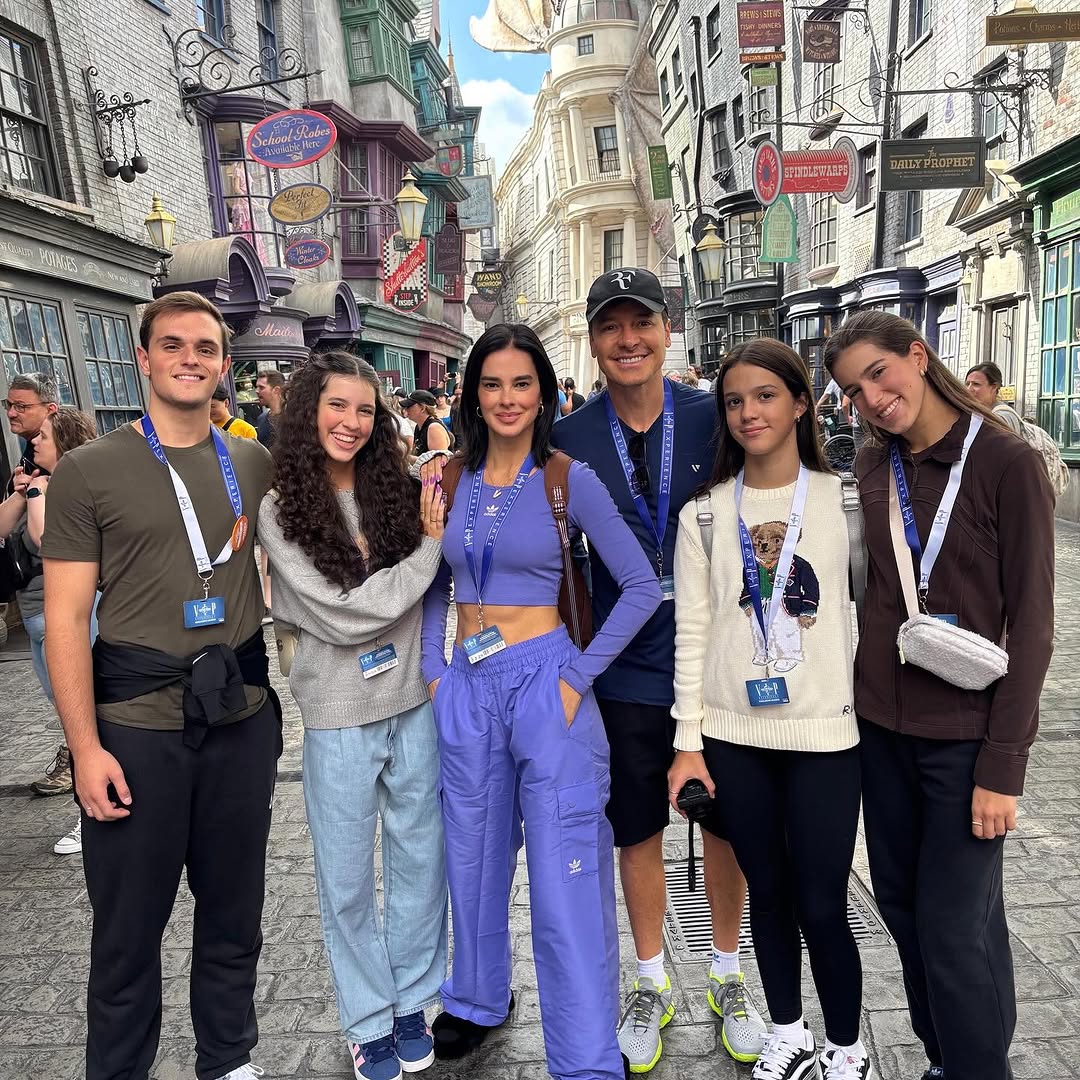 Vera Viel abre álbum fotos de viagem em família com o namorado da filha