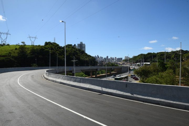 Novo viaduto é inaugurado na Avenida ACM para ampliar mobilidade na região; veja como ficou