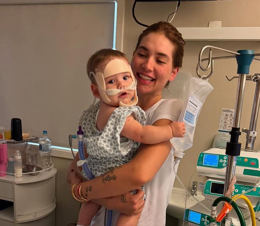 Virginia Fonseca publica foto do filho internado e é criticada: ‘Sem noção’