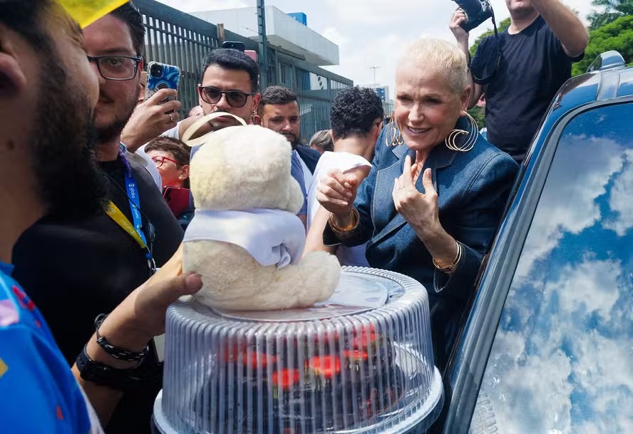 No dia do aniversário, Xuxa é recebida por legião de fãs na entrada da TV Globo