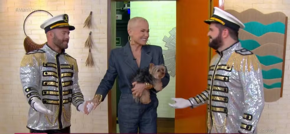 Xuxa é recebida por Paquitos no Mais Você para comemorar o aniversário de 62 anos