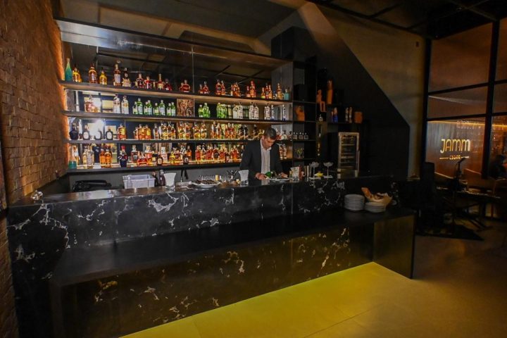 Salvador recebe degustação exclusiva de uísques Johnnie Walker Blue Label no Pub 1549