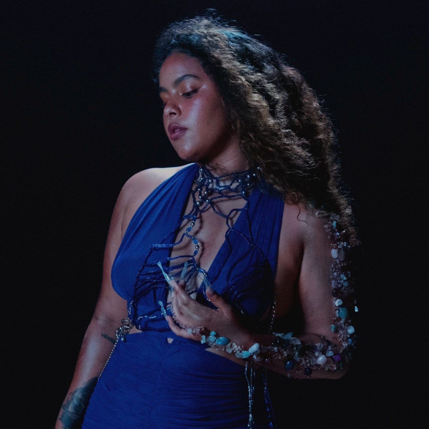 Com participações de BaianaSystem e Psirico, Rachel Reis lança segundo álbum da carreira; ouça ‘Divina Casa’