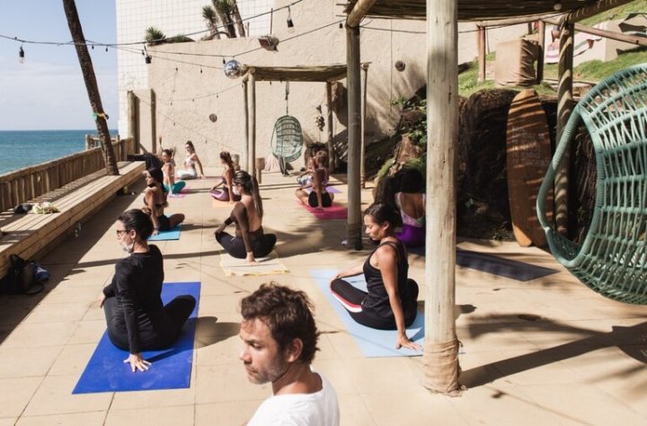 No Rio Vermelho, Blue Praia promove sessão especial de yoga neste fim de semana
