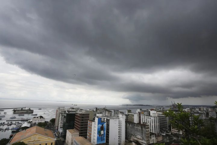 Inmet emite alerta de chuvas intensas para Bahia e mais 12 estados; saiba mais