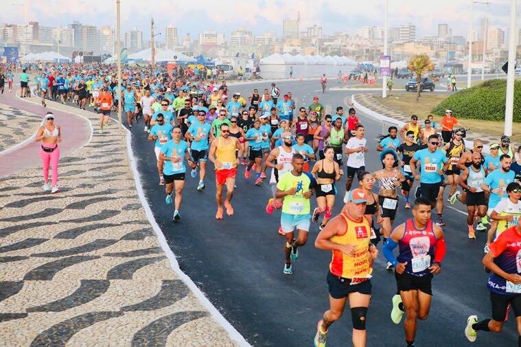 Queniano Edward Wambua e outros  atletas de elite participam de maratona em Salvador