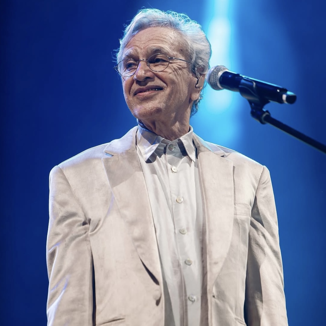 Caetano Veloso anuncia retorno aos palcos com shows solo após turnê histórica com Bethânia
