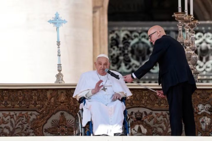 Papa Francisco faz primeira aparição após voltar ao Vaticano e revela se sentir ‘frágil’