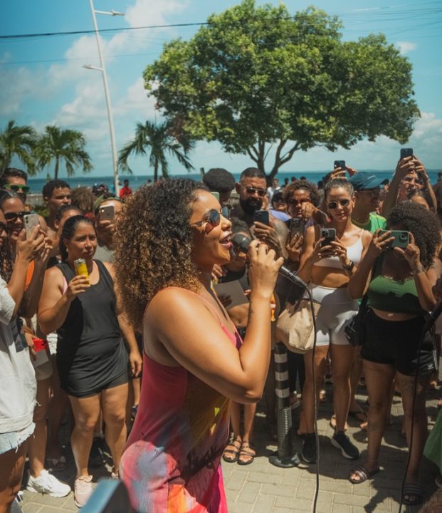 Rachel Reis surpreende fãs ao brincar de Karaokê no Porto da Barra, em Salvador