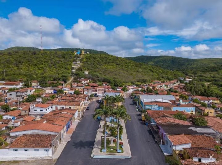 Esposa de candidato inelegível concorre a cargo de prefeita de cidade baiana neste domingo (6)