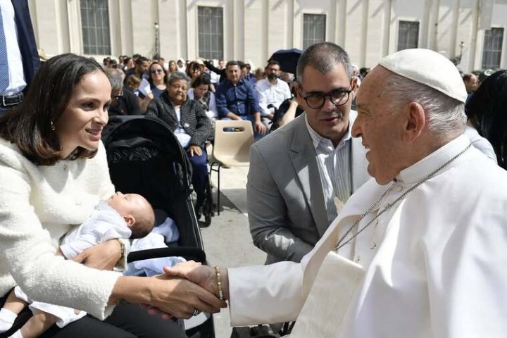 Letícia Cazarré relata encontro emocionante com Papa Francisco: “Lágrimas nos olhos”