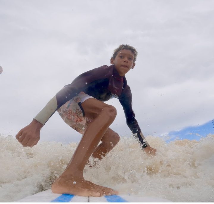 Conheça Davi Lucca, baiano de 10 anos que se tornou o mais jovem atleta a surfar a pororoca