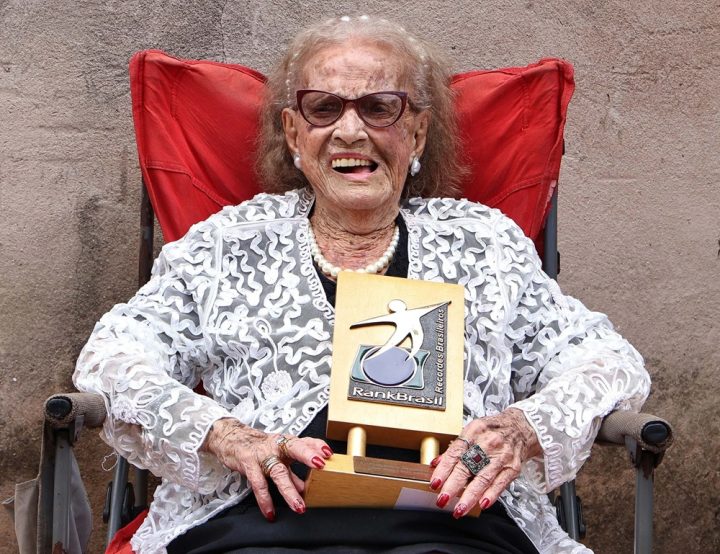 Vovó Pifa: conheça baiana de 108 anos que é a mulher mais velha do mundo a fazer tatuagem