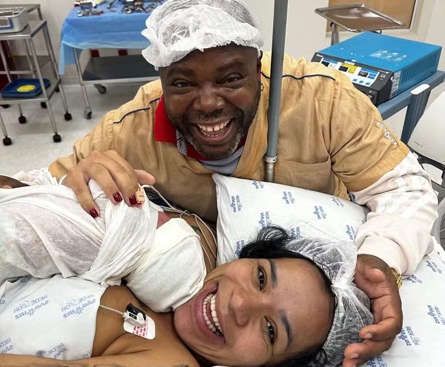 Érico Brás celebra o nascimento de sua terceira filha, Ísis Brás