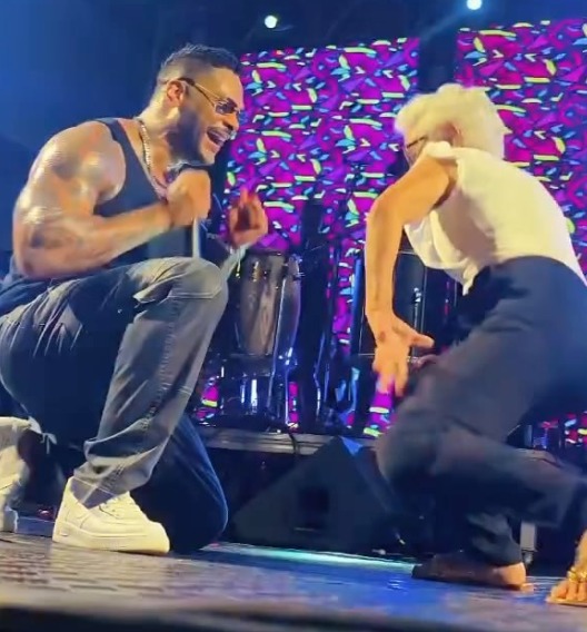 Idosa de 83 anos desce até o chão no palco com Tony Salles em show na Bahia