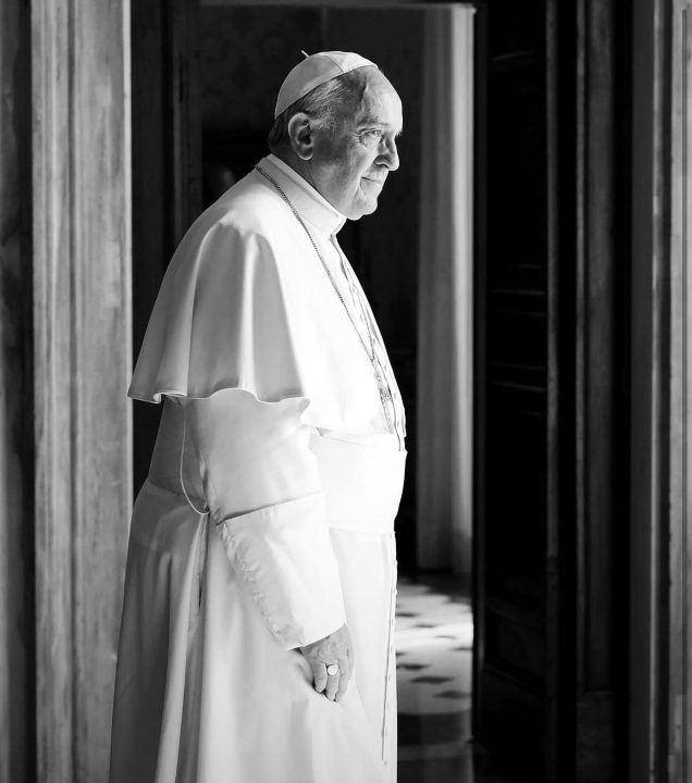 Praça de São Pedro lota de fiéis após a morte de papa