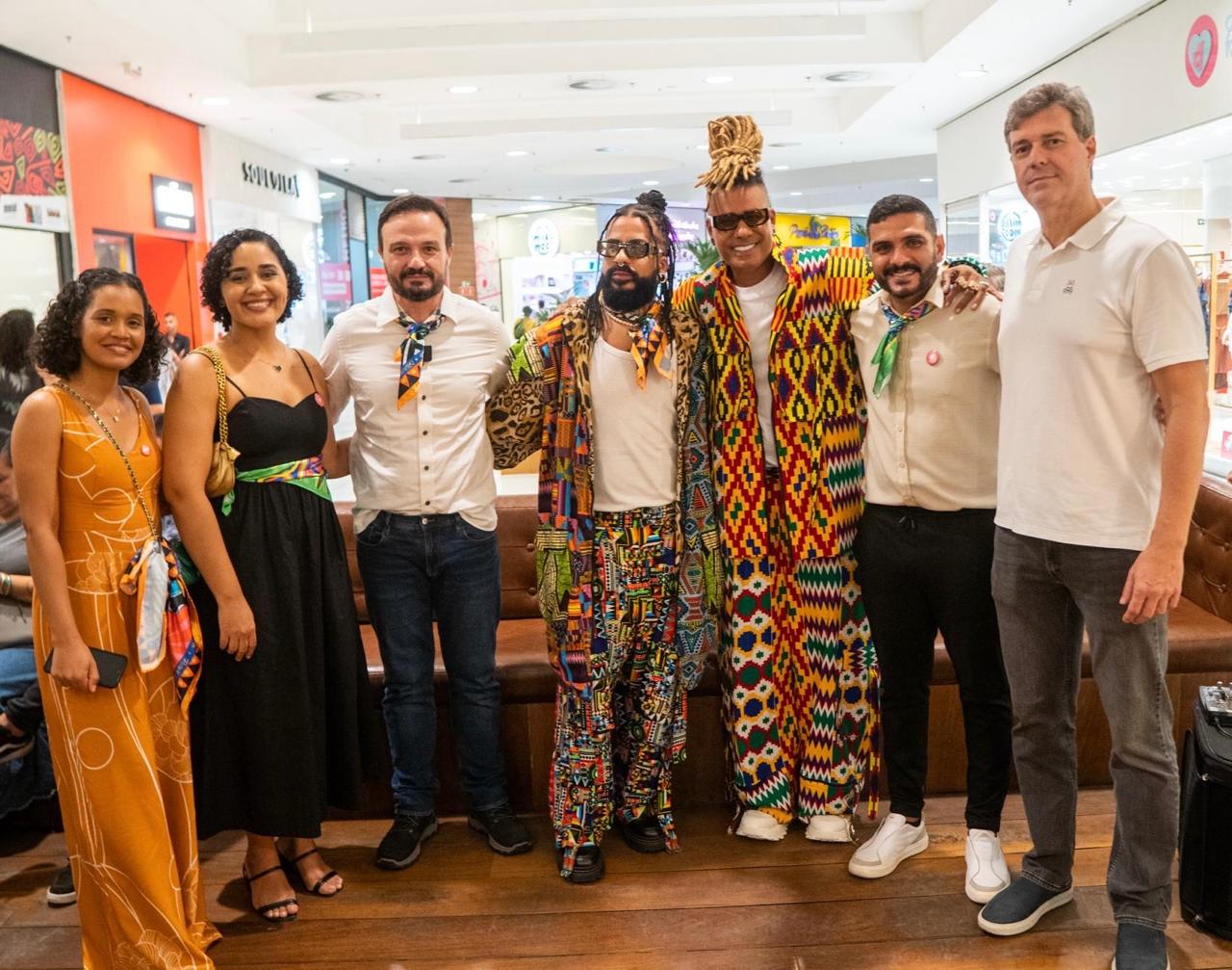 Giro de fotos: campanha do Shopping Paralela para o Martagão Gesteira tem lenços assinados por marca baiana