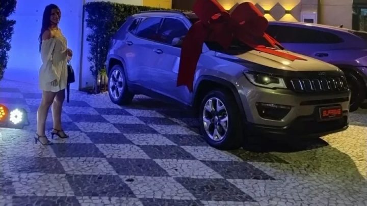 Mulher vai à Justiça após ser demitida e perder carro que ganhou em sorteio da empresa