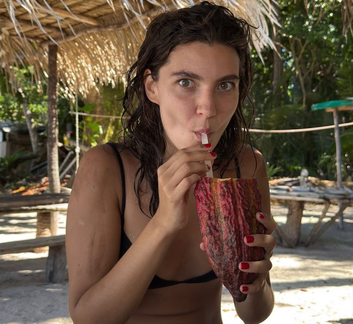 Alanis Guillen publica fotos das férias na Bahia: ‘Não é uma viagem, é uma experiência’