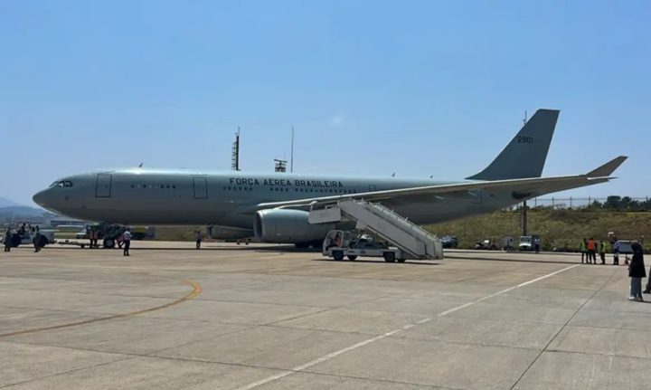 Avião com mais 96 brasileiros deportados dos Estados Unidos chega ao Brasil