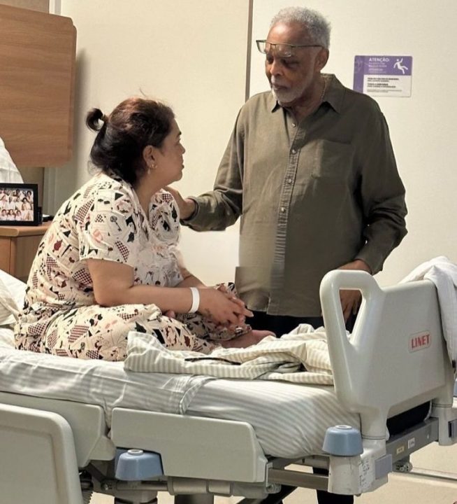 Preta Gil recebe visita do pai, Gilberto Gil, em hospital em São Paulo