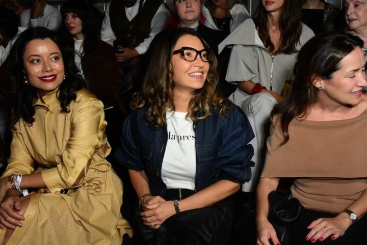 Janja assiste desfile no SPFW com camiseta escrita “A Vida Presta”