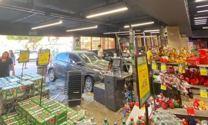 Carro invade supermercado e funcionária fica ferida em Salvador