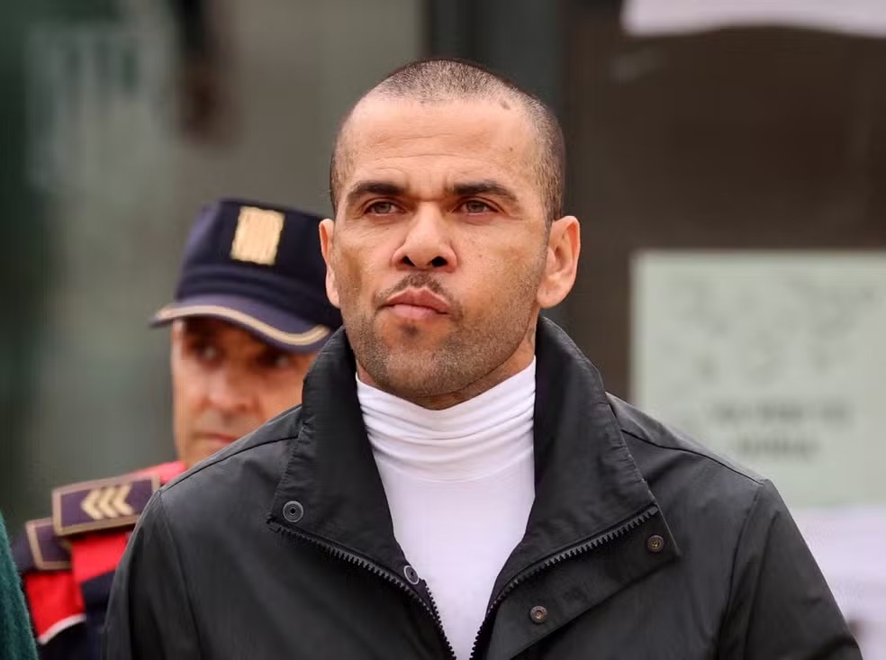 Após ser absolvido, Daniel Alves recupera passaportes e já pode voltar ao Brasil