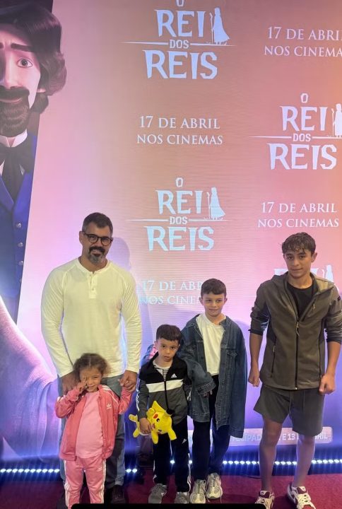 Juliano Cazarré curte passeio ao cinema com 4 de seus 6 filhos no Rio
