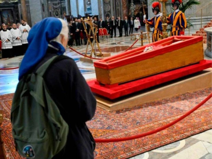 Saiba quem é Geneviève Jeanningros, a freira que emocionou no adeus ao Papa Francisco