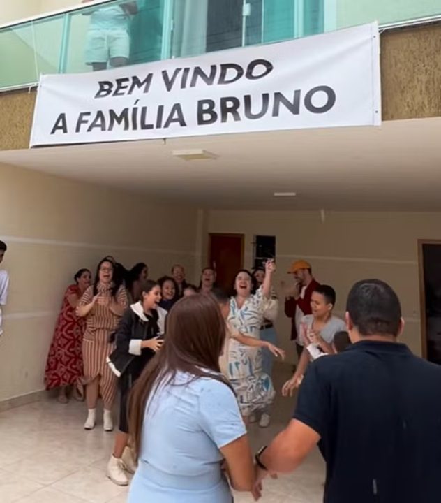Gislaine Marques é surpreendida pela família com fogos e bateria ao apresentar namorado após 12 anos solteira