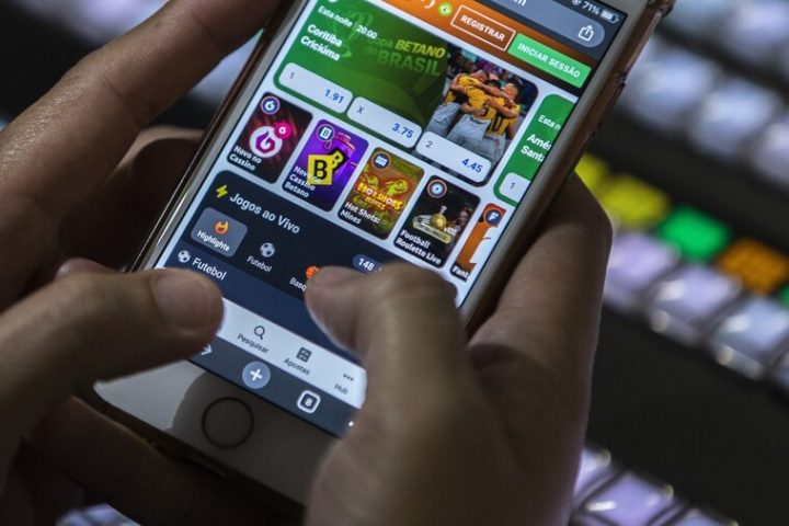 Brasileiros gastam até R$ 30 bilhões por mês com bets, aponta Banco Central