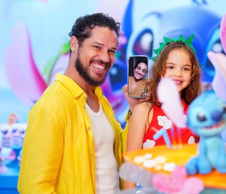 José Loreto faz festa para filha Bella e Débora Nascimento participa por videochamada