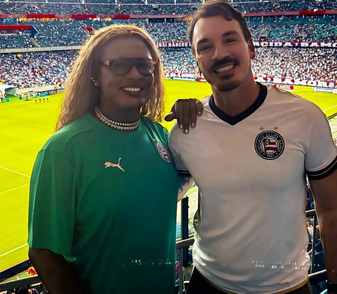 Após receber título de cidadã soteropolitana, Liniker prestigia jogo do Bahia na Fonte Nova; veja fotos