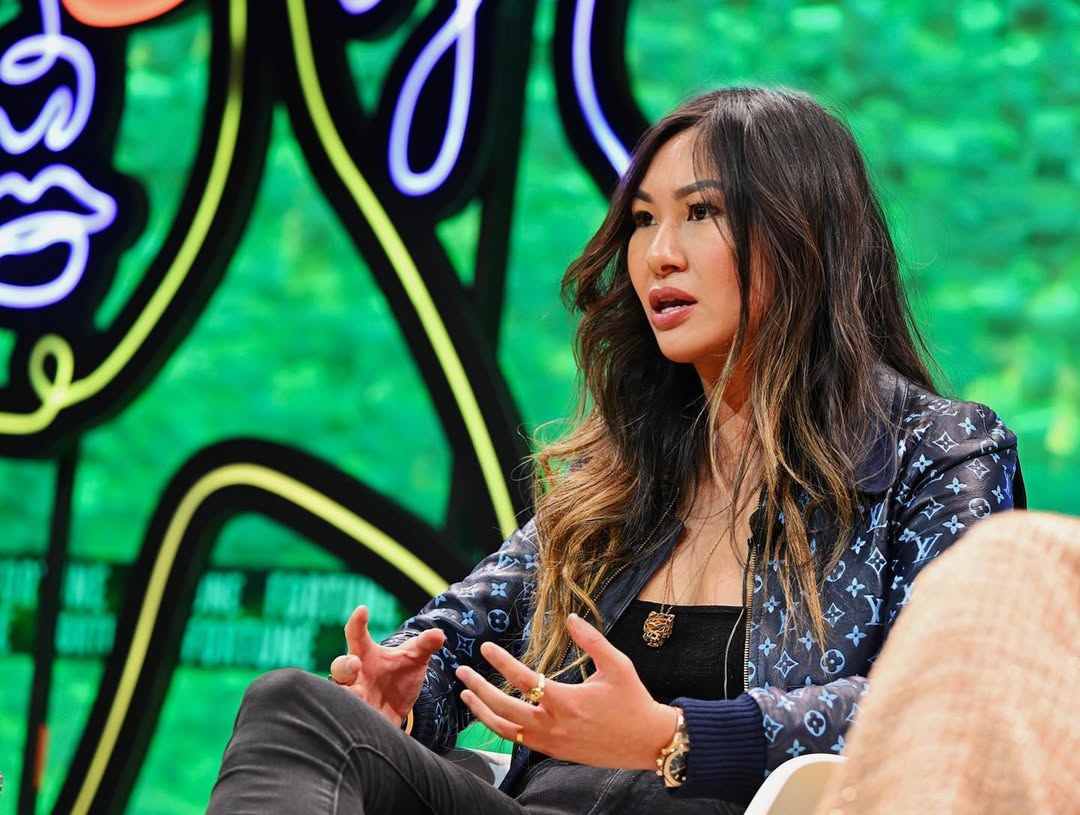 Saiba quem é Lucy Guo, a bilionária não-herdeira mais jovem do mundo