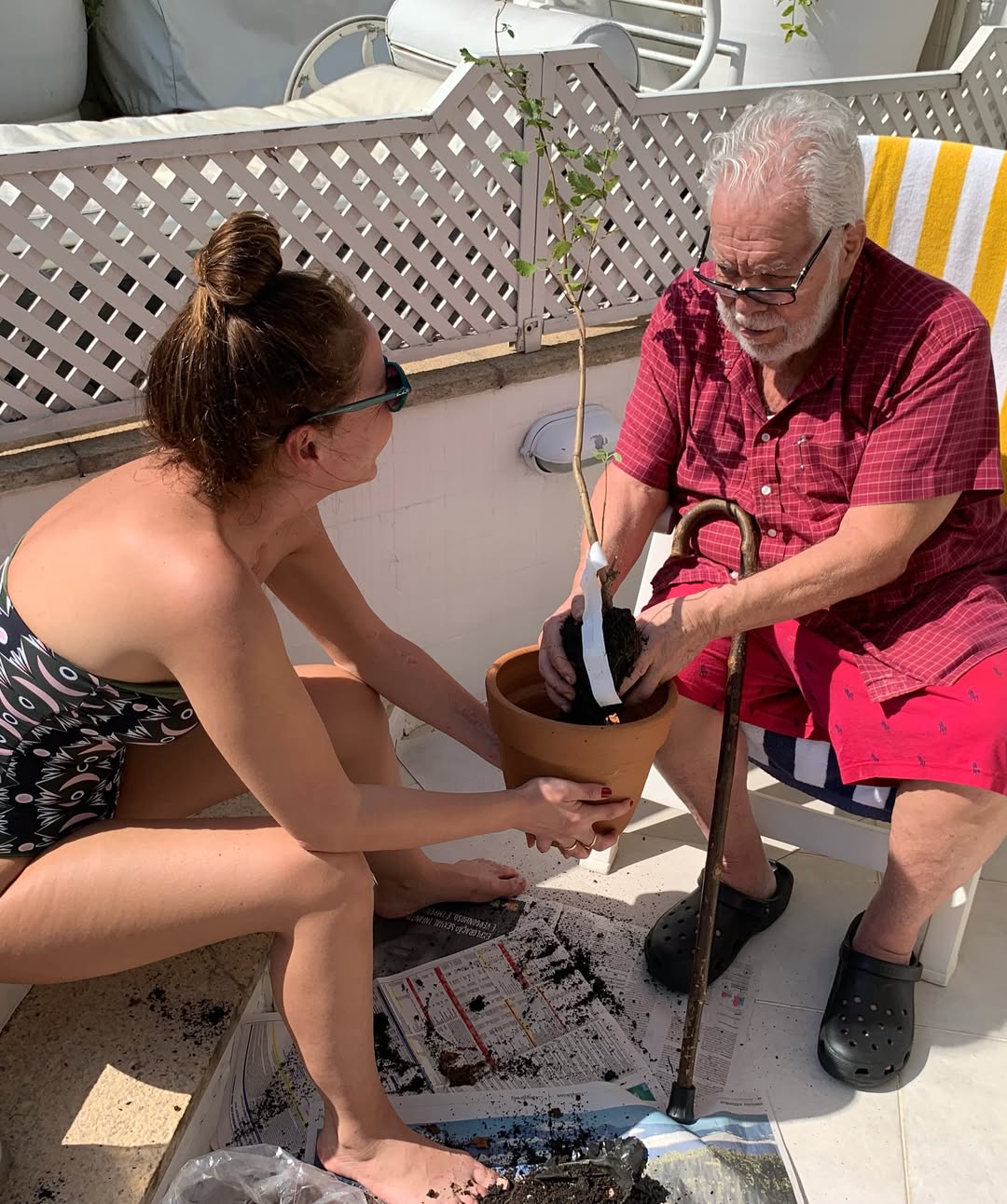 Manoel Carlos reaparece aos 92 anos em foto rara publicada pela filha: ‘Pequenas alegrias’