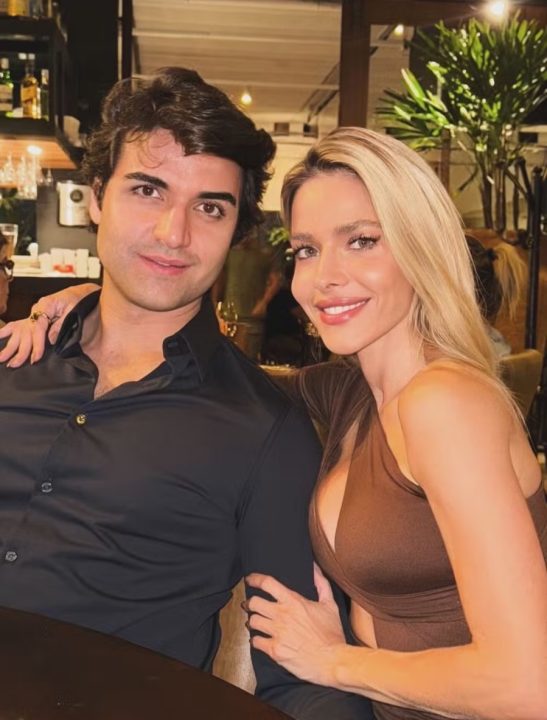 Monique Alfradique reúne o namorado bilionário, pais e irmã no aniversário da mãe