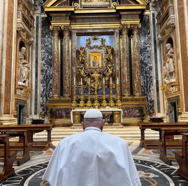 Papa Francisco faz nova aparição antes do início da Semana Santa