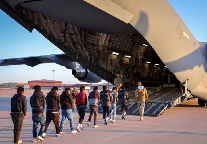 Mais 96 brasileiros deportados dos EUA chegam ao Brasil nesta sexta-feira